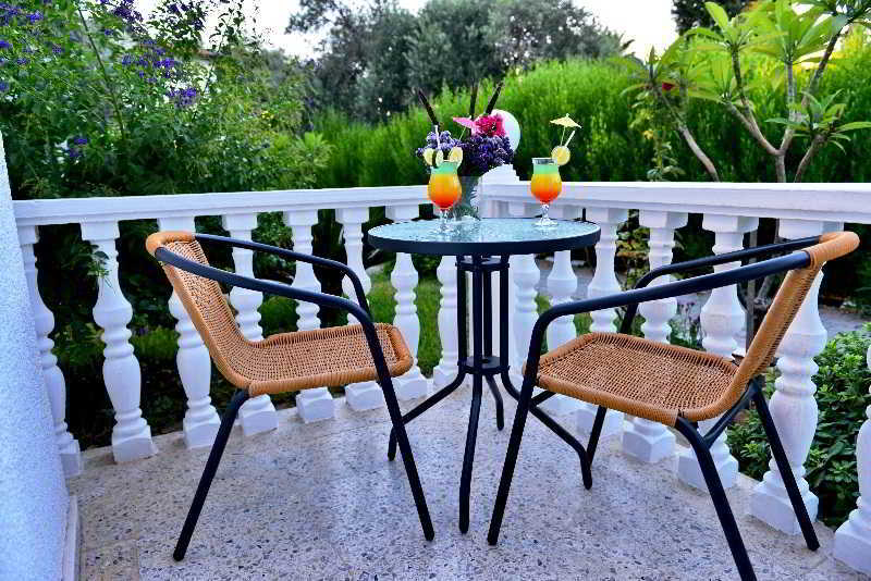 The Ship Inn Hotel Кирения Екстериор снимка